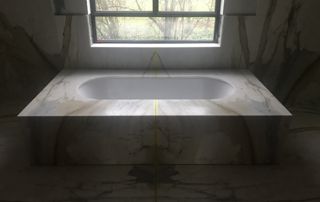 installation baignoire avec revêtement en marbre