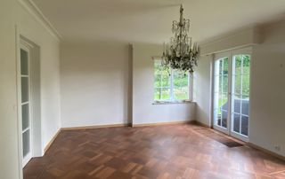 pièce rénovée avec parquet